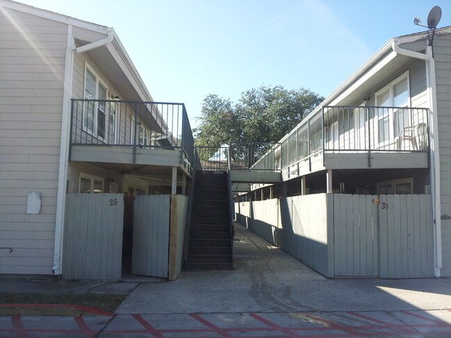 Photo - Lakeside Apartments