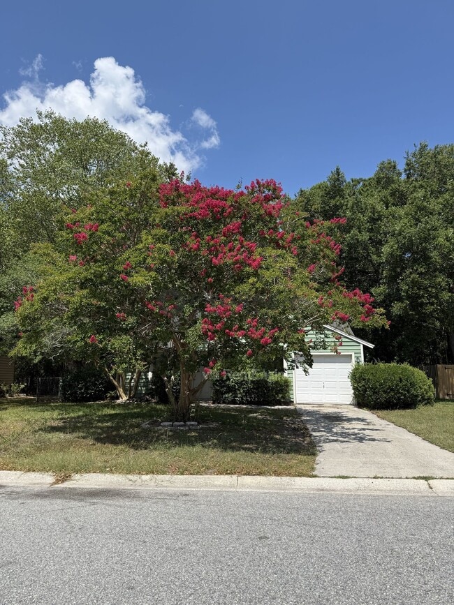 Photo - 1047 Oakcrest Dr