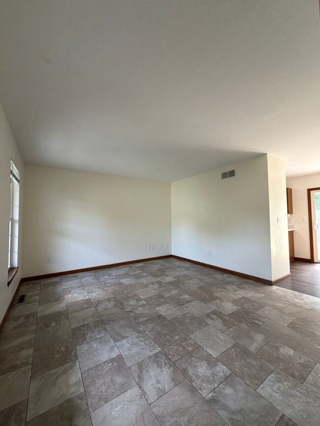 819 Colonial Manor Dr