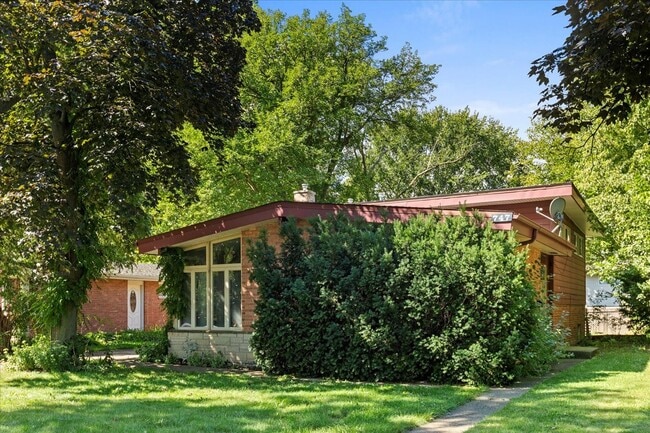 Building Photo - 747 Leclaire Ave Rental