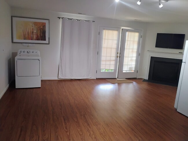 825 Ferndale Ter NE Unidad Basement Studio
