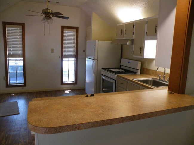 Building Photo - 703 Clear Lake Rd Rental