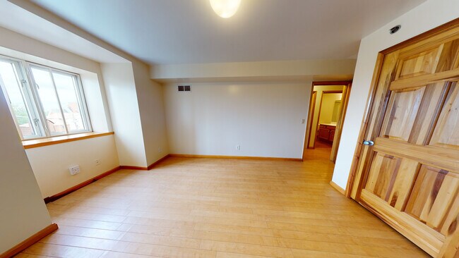 11 E High St