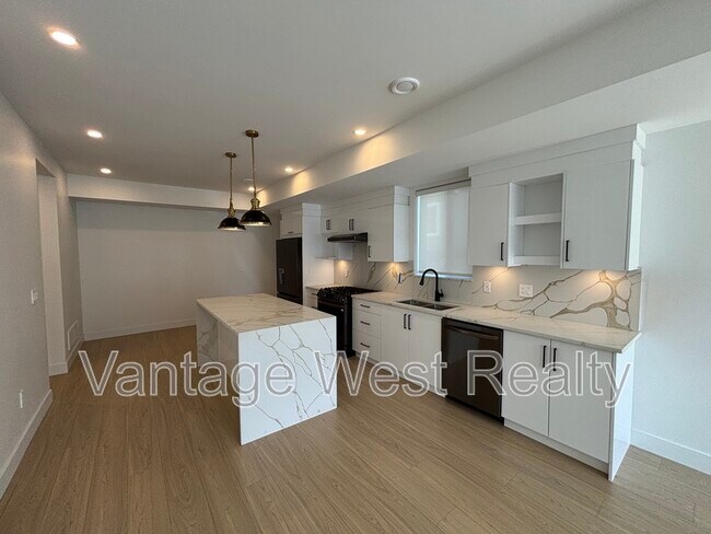 Photo - 830-830 Lawson Ave