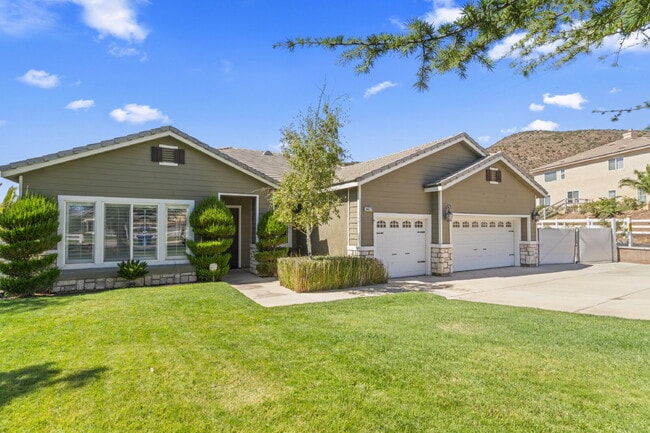 Building Photo - "Spacious Ranch Style 4-Bedroom Oasis with... Rental