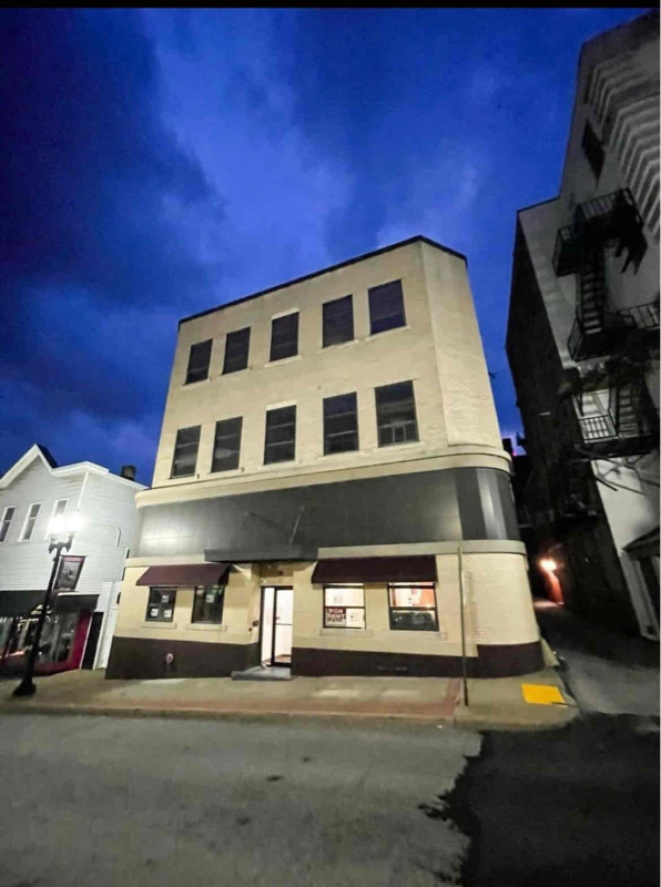 Building Photo - 17 W 2nd St Rental