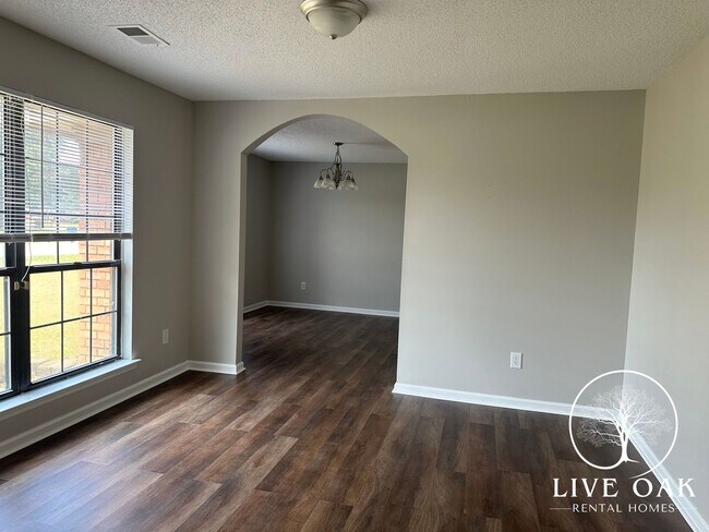 Photo - MOVE IN SPECIAL: $500 OFF 1ST MONTH'S RENT!**