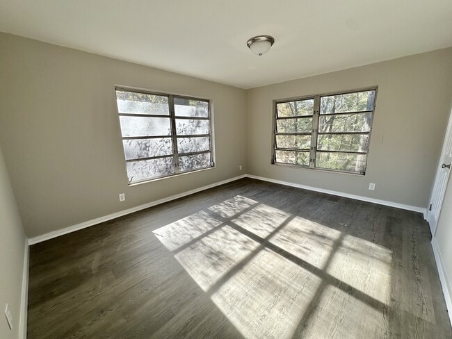 Photo - 1930 Granville Ave