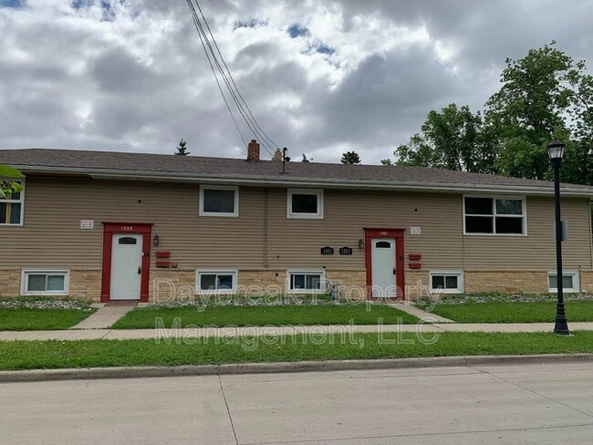 Building Photo - 1201-11 1/2 11 1/2 St N Rental