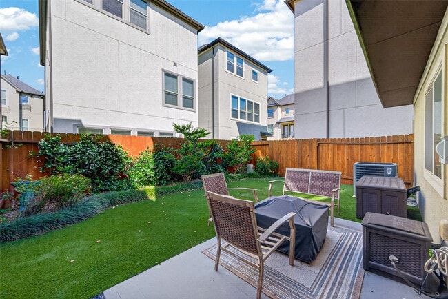 Building Photo - 2715 Shadybrook Meadow Dr