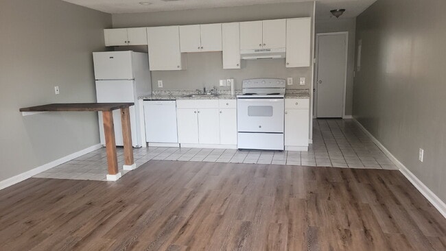 Building Photo - 1 month free!!! "Cozy 1-Bedroom Retreat  – Your Cozy Haven in Huntsville!" Unit Apt. B