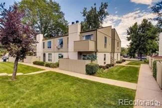 Building Photo - NICE 2-BEDROOM, 2-BATHROOM TOWNHOME WITH F...