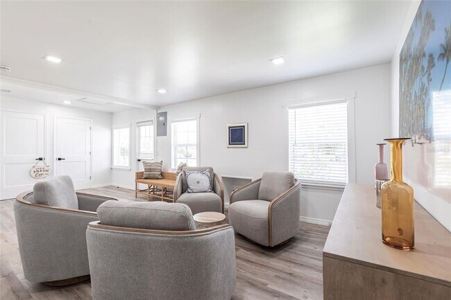 Photo - 640 Broadway St