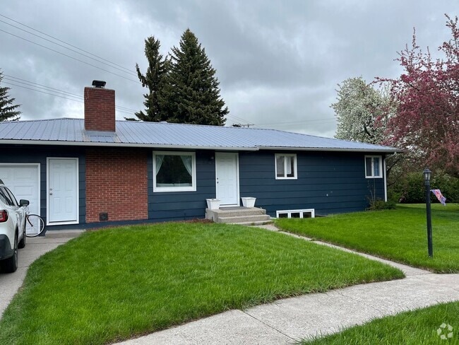 Building Photo - Midtown Three Bedroom Basement Space for R... Rental