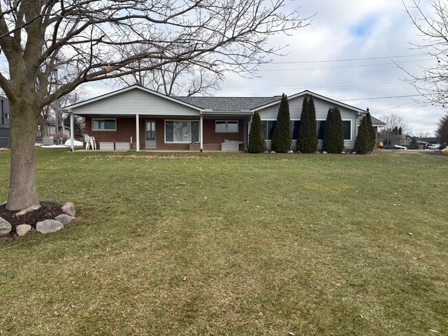 Lado del lago - 504 Burgess Dr