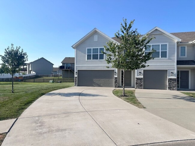 Building Photo - 3 Bed | 2.5 Bath | 2 Car Garage Townhome in Grain Valley w/ Special