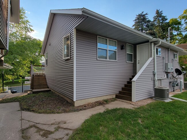 Entrada trasera - 316 Lewis St S