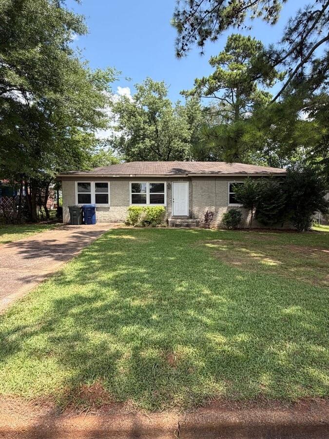Charming 2-Bedroom Home with Bonus Room & Spacious Backyard - Charming 2-Bedroom Home with Bonus Room & Spacious Backyard