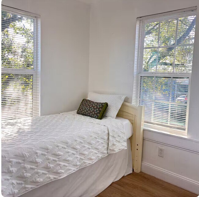 Photo - 6835 Avenue Q