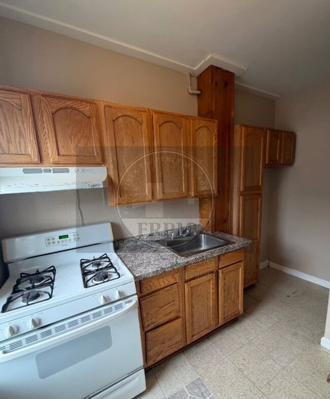 Building Photo - 119-121-121 Tremont St Unit 1R