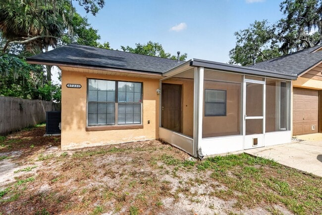 Photo - 2/2 Duplex in Umatilla w/ Private Fenced Yard & Dual Screened Patios!