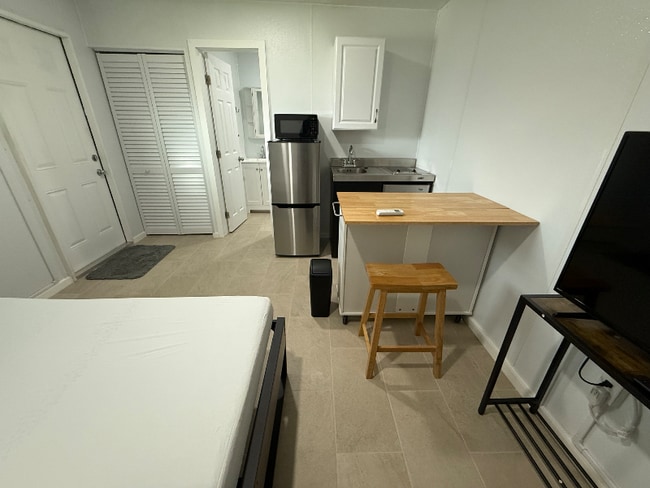 Photo - 231 W 41st St