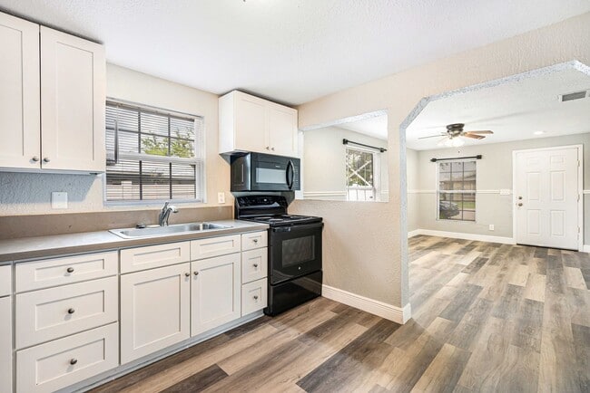 Building Photo - Charming 3-Bedroom Home with Renovated Int...