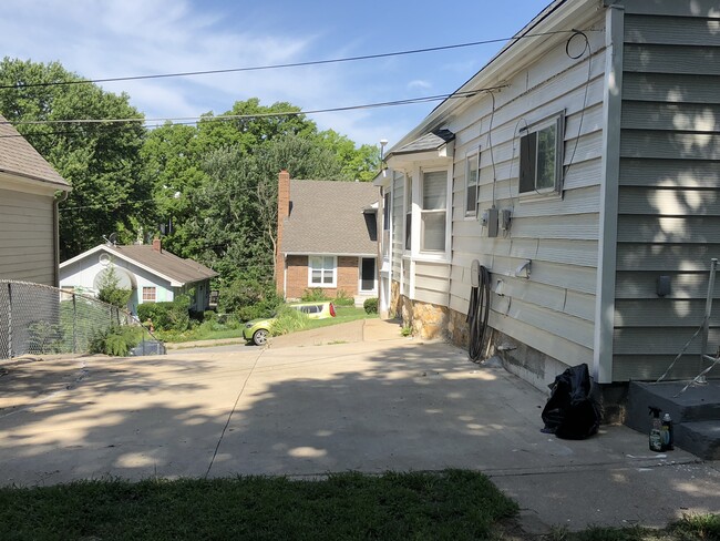 Off street parking with room for 2 cars - 4615 Bell St House