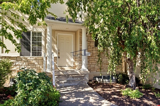 Building Photo - 1878 Eastwood Blvd Unit 1878