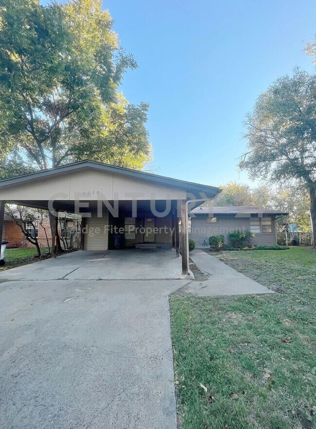 Building Photo - Nice 3/1.5 with 2 Car Carport in Dallas For Rent!