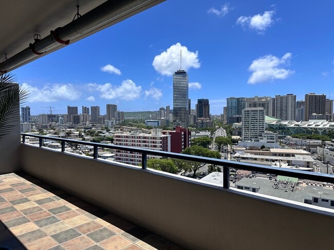 Building Photo - 1650 Kanunu St Unit PH3