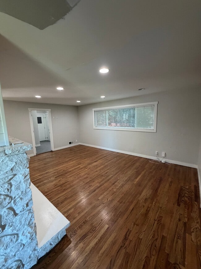 5532 Woodcrest Dr