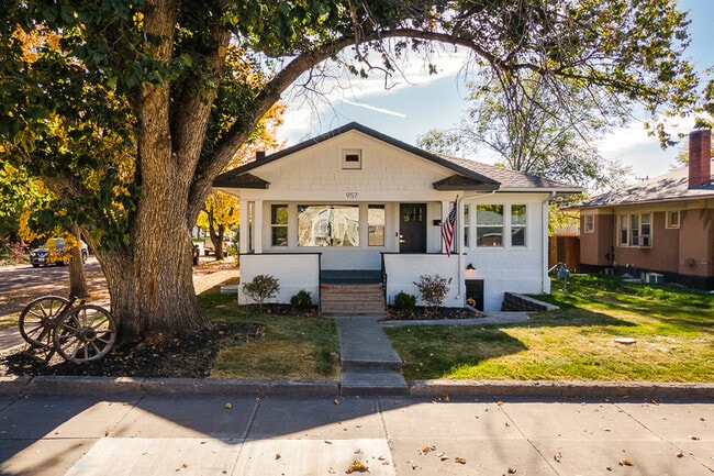 Building Photo - 957 E Center St Unit 2 Bed 1 Bath Near ISU