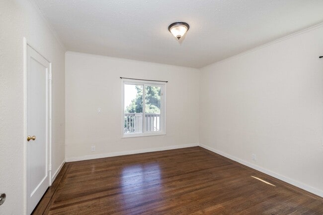 Photo - UPDATED, Spacious 1BR! DECK! STAINLESS APPLIANCES! HARDWOOD! Unidad 736
