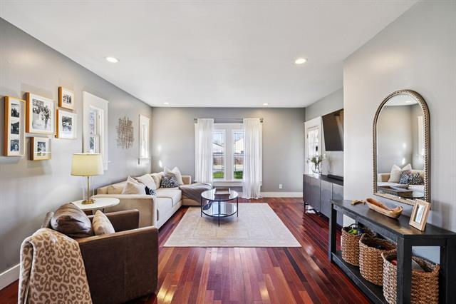 Photo - 704 Williams St