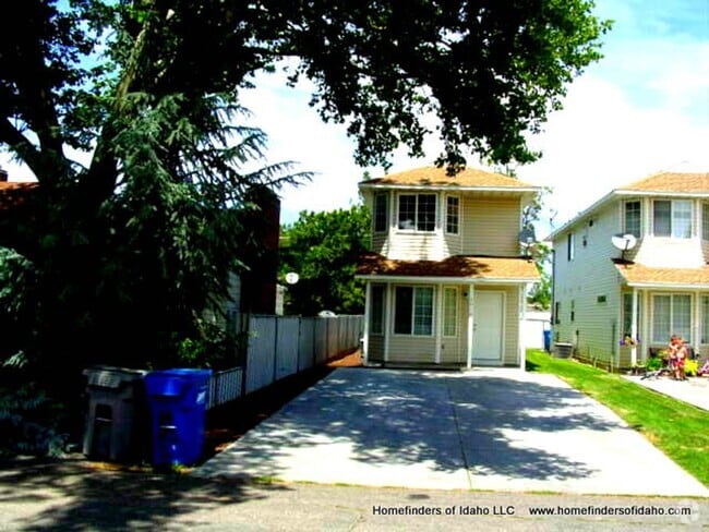 Building Photo - Beautiful 2-Story Row Home! Lawn Maintained!
