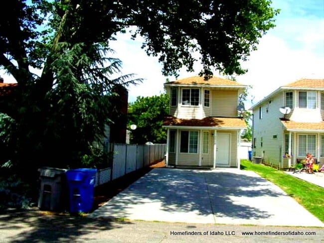 Beautiful 2-Story Row Home! Lawn Maintained! - Beautiful 2-Story Row Home! Lawn Maintained!