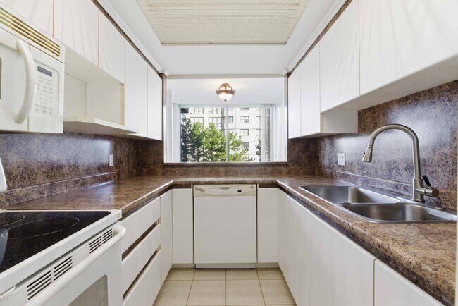 Photo - 13383 108 Ave