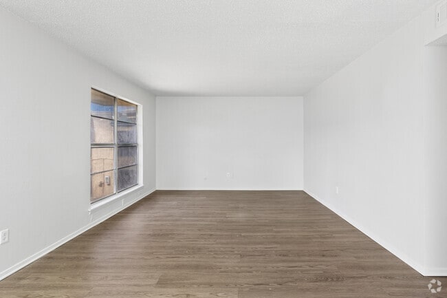 2BR, 1BA - 905SF - B1 - Living Room