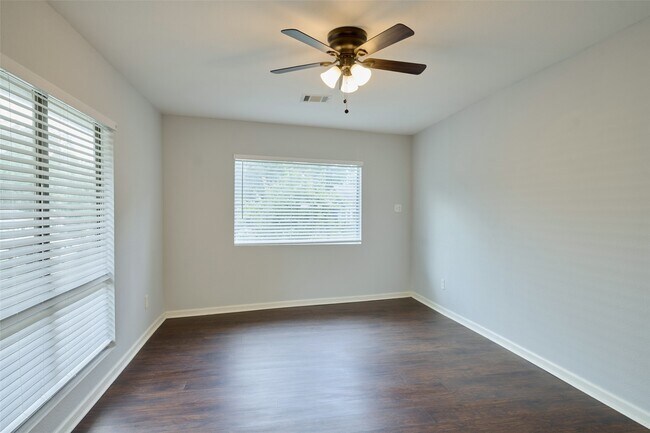 Photo - 51 Harbour Row Dr
