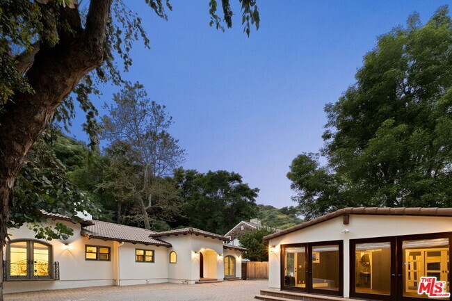 Building Photo - 1955 Benedict Canyon Drive Rental