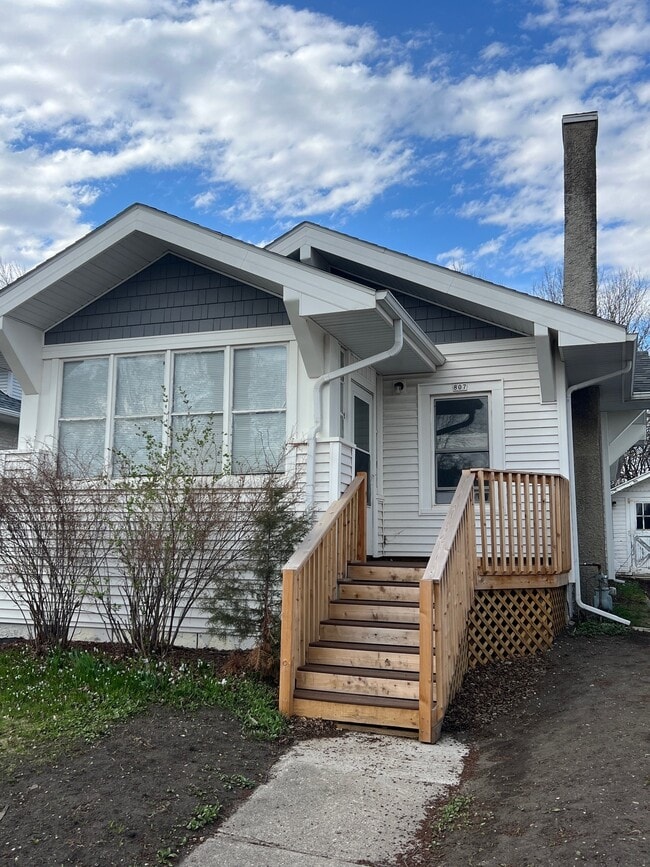 Building Photo - 807 8th St
