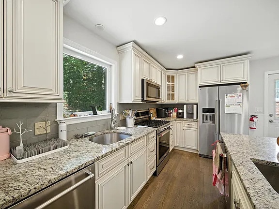 Building Photo - Beautifully renovated 4-bedroom, 4-bath re...