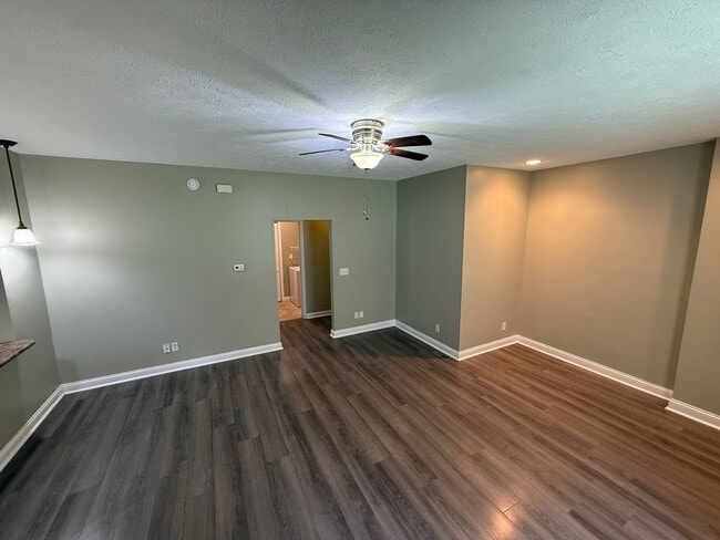 Building Photo - 1 Bedroom Apartment Unit C