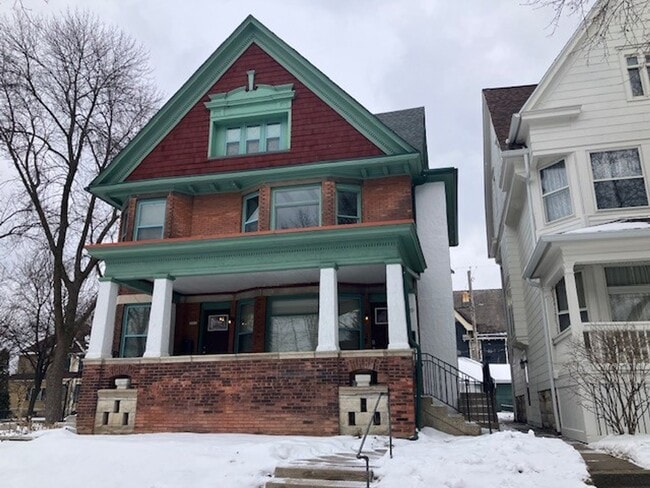 Building Photo - Sharon Apt - 906-908 N 34th Street Unit Sharon Apt - 3332 W Kilbourn Ave