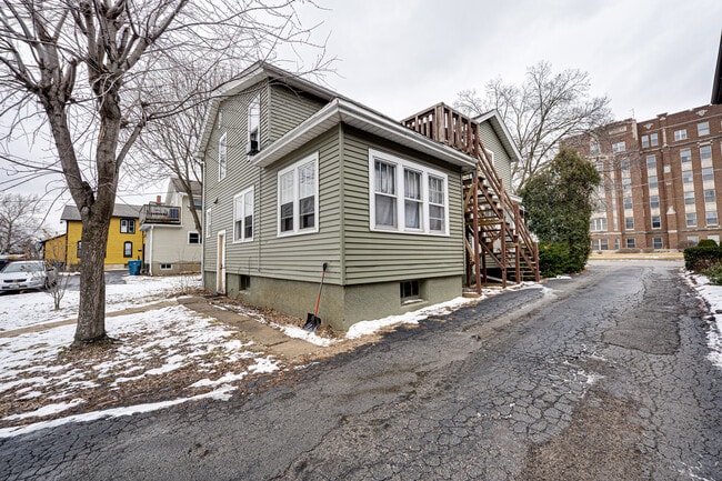 Building Photo - 426 N Lake St Unit 4