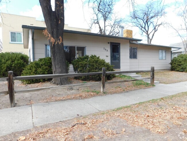 Building Photo - Corner Unit Downtown! Rental