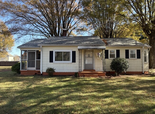 Building Photo - 3 Bedroom, 1.5 Bathroom House in Winston-Salem!