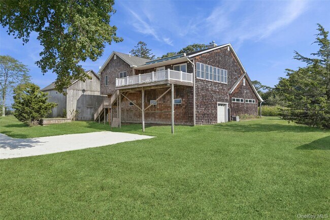 Photo - 335 Herricks Ln