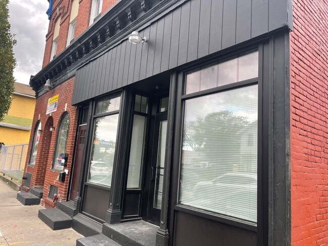 Building Photo - 111-115 Lyell Unit 113 Lyell - Up West